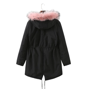 Parka donna nero con cappuccio in pelliccia rosa e coulisse regolabile sulla schiena