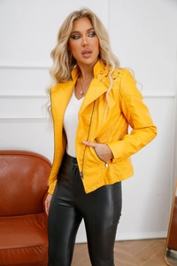 Λεπτομέρεια κίτρινου biker jacket από δερματίνη με ασύμμετρο φερμουάρ και γιακά με πέτο