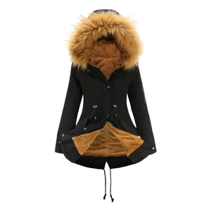 Détail de la parka d'hiver avec capuche en fausse fourrure, doublure polaire et cordon de taille
