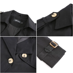 Vue détaillée d'un trench-coat en coton avec étiquette de marque, épaulettes et poignets
