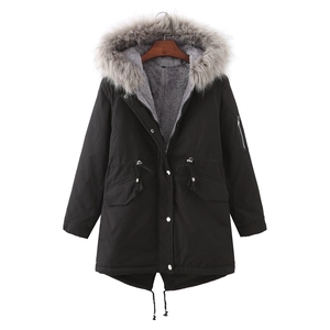 Parka invernale nero da uomo con fodera in pile e cappuccio con pelliccia sintetica