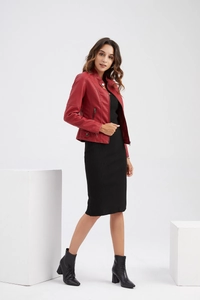 Veste en cuir rouge cintrée avec robe noire mi-longue et bottines à bouts pointus