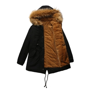 Détail de la parka noire chaude avec doublure en fausse fourrure et capuche en peluche