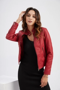 Détail de la veste en similicuir rouge avec col montant et fermetures éclair en métal