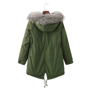 Dettaglio del retro del parka verde militare con collo in finta pelliccia grigia e vita