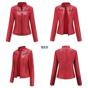 Détails d'une veste de moto en similicuir rouge avec zips et épaules matelassées