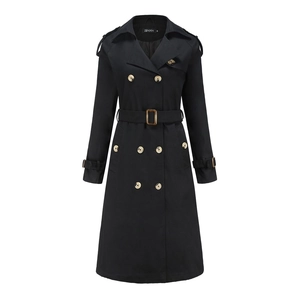 Détail du trench-coat noir croisé avec ceinture et boutons en métal doré élégants