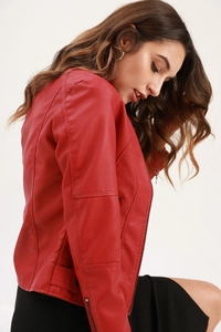 Vue détaillée de la veste en similicuir rouge pour femme avec coupe ajustée et zips