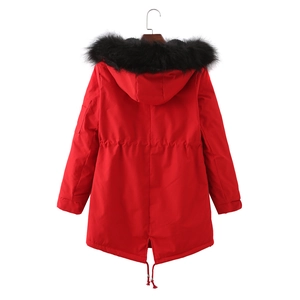 Vista posteriore di un parka invernale rosso da donna con cappuccio in ecopelliccia nera e lacci