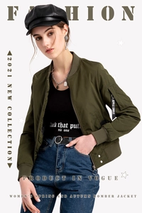 Détail de la manche d'un bomber vert armée avec ruban décoratif et zip métallique