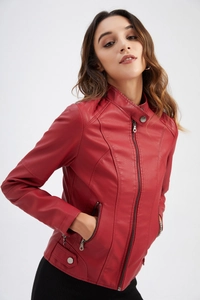 Détail de la veste en cuir cintrée rouge avec col montant et boutons-pression métalliques