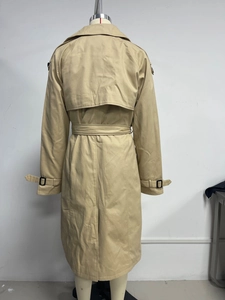 Détail du dos du trench-coat kaki avec bavolet, épaulettes et ceinture réglable à la taille