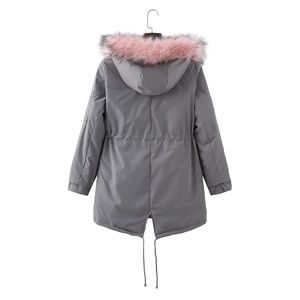 Dettaglio parka invernale con collo in pelliccia rosa, vita con coulisse e bordo fishtail