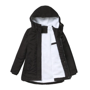 Détail de la parka d'hiver avec doublure en laine d'agneau blanche et tissu noir coupe-vent