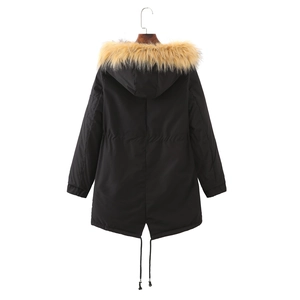 Vista posteriore di un parka nero con cappuccio, bordo in ecopelliccia e coulisse in vita