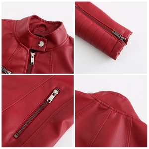 Détail de la veste en similicuir rouge avec fermetures éclair et manches matelassées