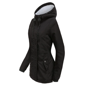 Détail de la parka noire avec doublure en laine d'agneau blanche et capuche à cordon