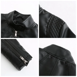 Détails de l'épaule matelassée et des poignets zippés sur cette veste de motard