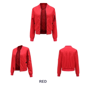 Détail du blouson aviateur rouge avec doublure matelassée et poche zippée sur la manche
