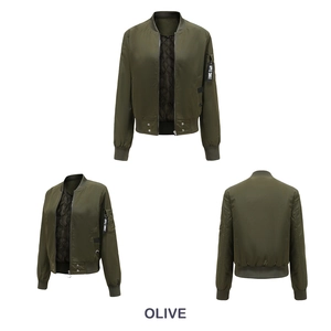 Vue en trois plans d'un blouson aviateur vert olive avec col côtelé et détail de manche
