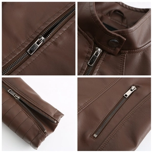 Détails d'une veste en cuir marron avec fermetures éclair argentées et col montant