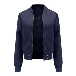 Détail d'un blouson aviateur bleu marine avec doublure matelassée noire et bords-côtes élastiques