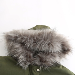 Détail de capuche parka vert armée avec bordure en fausse fourrure grise et bouton pression argent