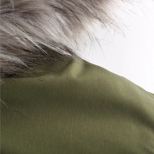 Détail du tissu parka vert armée avec doublure de capuche en fausse fourrure grise