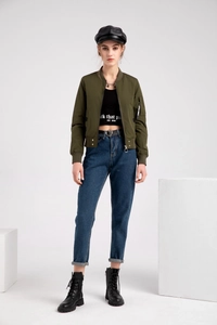 Détail du blouson bomber vert armée avec poche sur la manche et ruban décoratif long