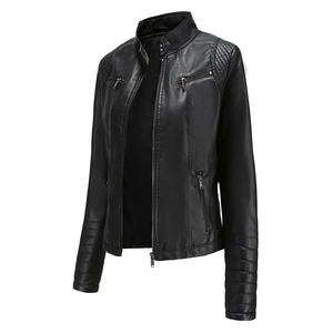 Détail du blouson motard en similicuir noir avec surpiqûres en losange et fermetures métalliques