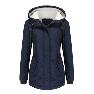 Détail d'une parka bleu marine avec doublure polaire blanche et tissu coupe-vent