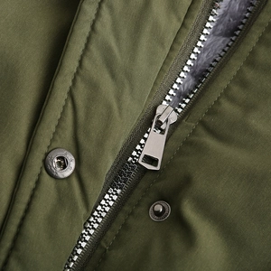 Détail de la parka vert armée avec doublure en polaire grise et fermeture éclair en métal