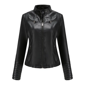 Détail d'une veste en similicuir noir avec épaules matelassées et poches zippées