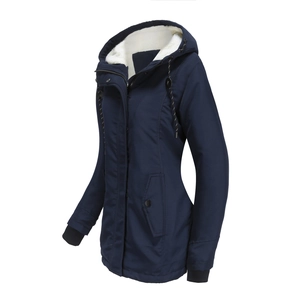Détail de la parka d'hiver avec doublure en laine d'agneau blanche et tissu bleu foncé