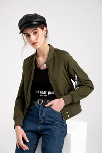 Détail de la manche d'un blouson aviateur vert armée avec ruban et fermeture éclair