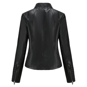 Détail du dos d'une veste en similicuir noir avec des textures d'épaules matelassées