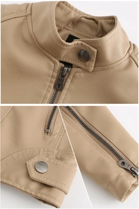 Détails du blouson en simili cuir kaki montrant le col zippé et les finitions