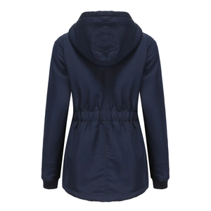 Détail du dos d'une parka bleu marine avec cordon de serrage et poignets côtelés