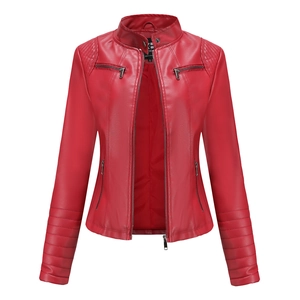 Détail du blouson en similicuir rouge avec col montant à pression et détails matelassés