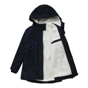 Détail d'une parka bleu marine avec doublure chaude en sherpa blanc et cordon capuche