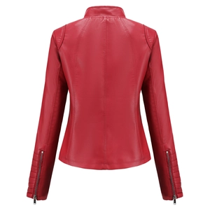 Vue détaillée du dos d'une veste de motard rouge en simili cuir avec des surpiqûres