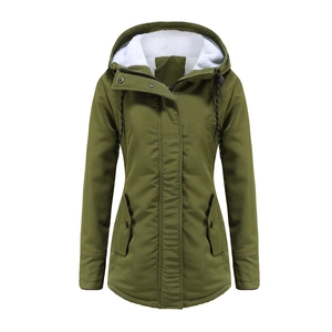 Détail de la parka vert olive avec doublure en polaire blanche et capuche zippée