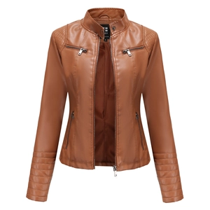 Détail de la veste en similicuir marron avec col montant et fermeture à glissière
