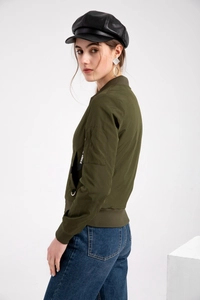 Détail du blouson bomber vert armée avec col montant et poche zippée sur la manche