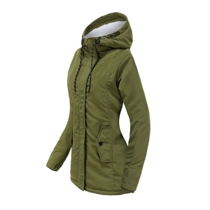 Détail de la parka vert olive montrant la doublure sherpa et la capuche ajustée
