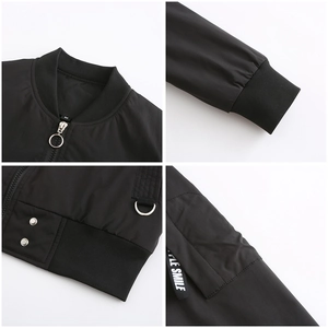 Détail du col en tricot côtelé et de l'ourlet sur une veste aviateur noire zippée