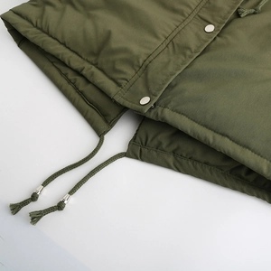 Détail de la parka matelassée vert olive avec bouton pression et cordon à pompon au bas