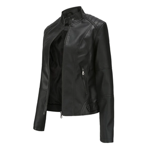 Détail d'une veste de moto noire en simili cuir avec col montant et poche zippée pratique