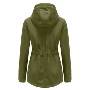 Détail de la parka vert militaire avec taille à cordon réglable et poignets en maille côtelée