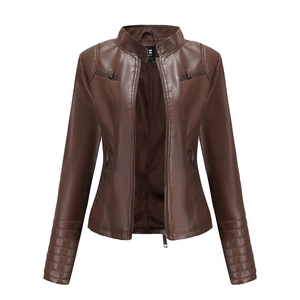 Détails d'une veste en simili cuir marron avec col montant, zips en métal et matelassage